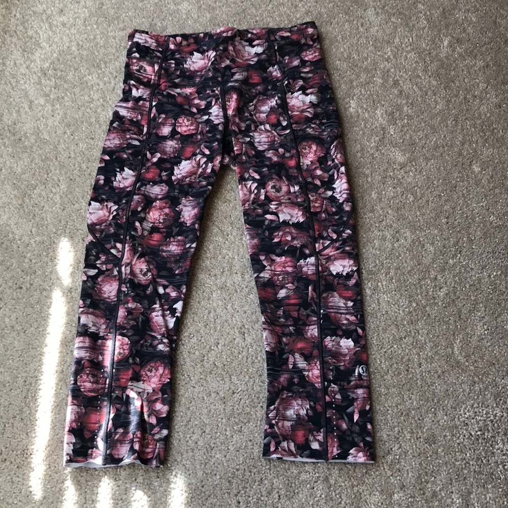 Size 4 lululemon yoga pants. Good condition.